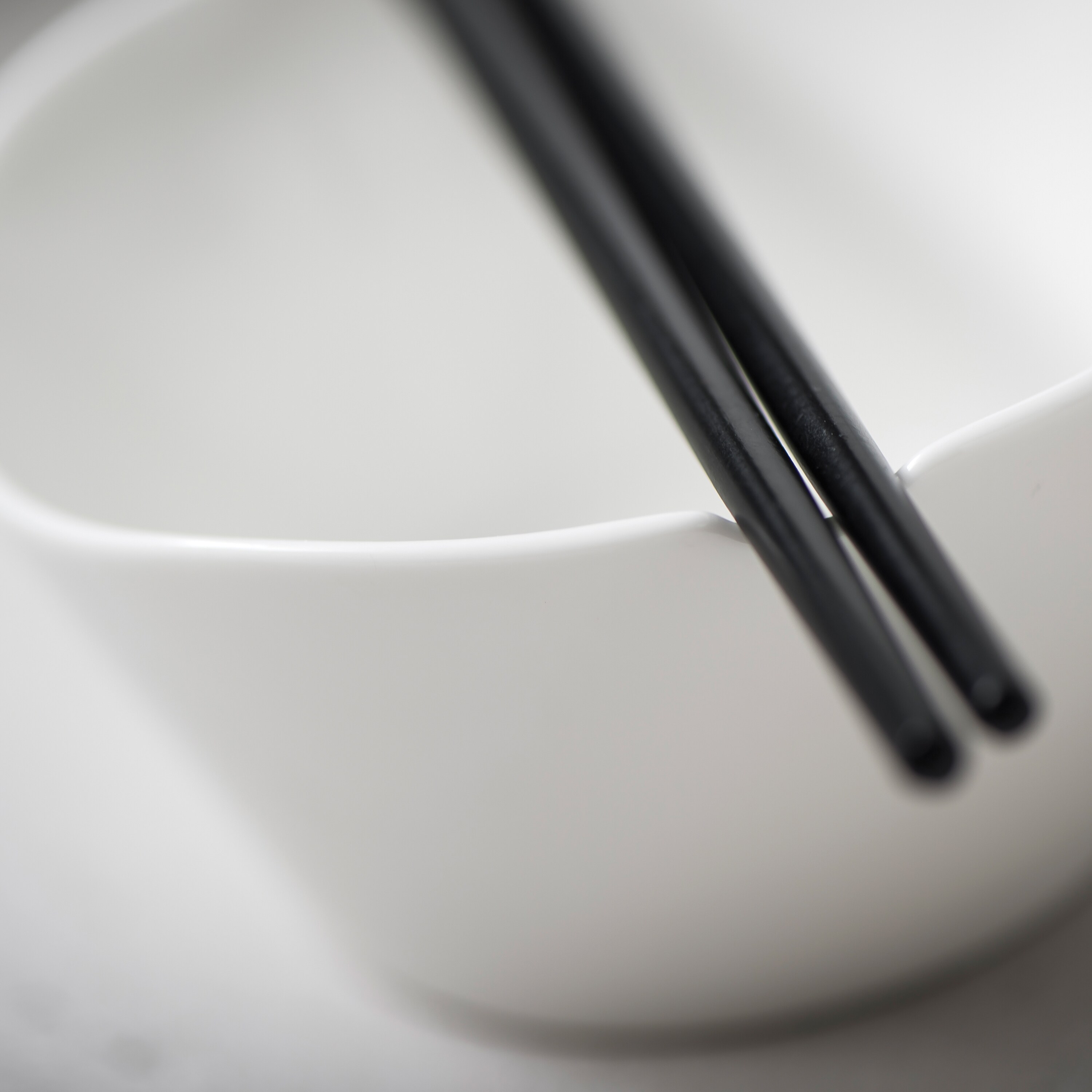 https://ak1.ostkcdn.com/images/products/12797070/Eclipse-Black-White-Porcelain-Rice-Bowl-with-Chop-Sticks-8429b1ef-6af4-4464-95c8-789929977376.jpg