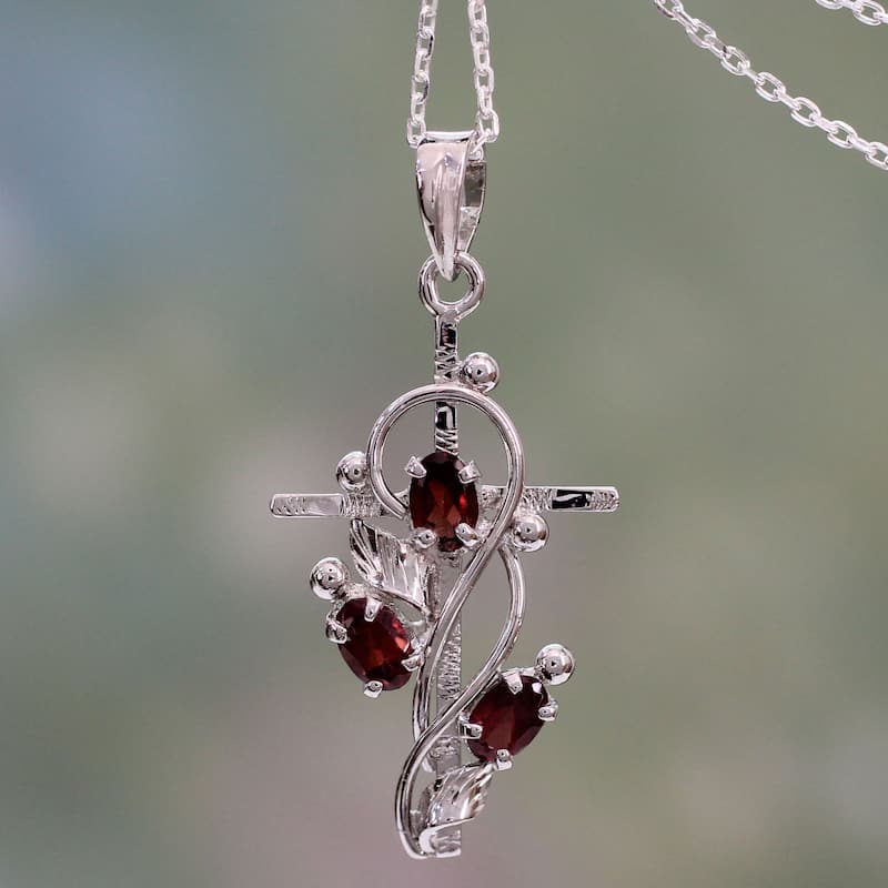 Handmade Sterling Silver Sacred Trinity Garnet Necklace (India)