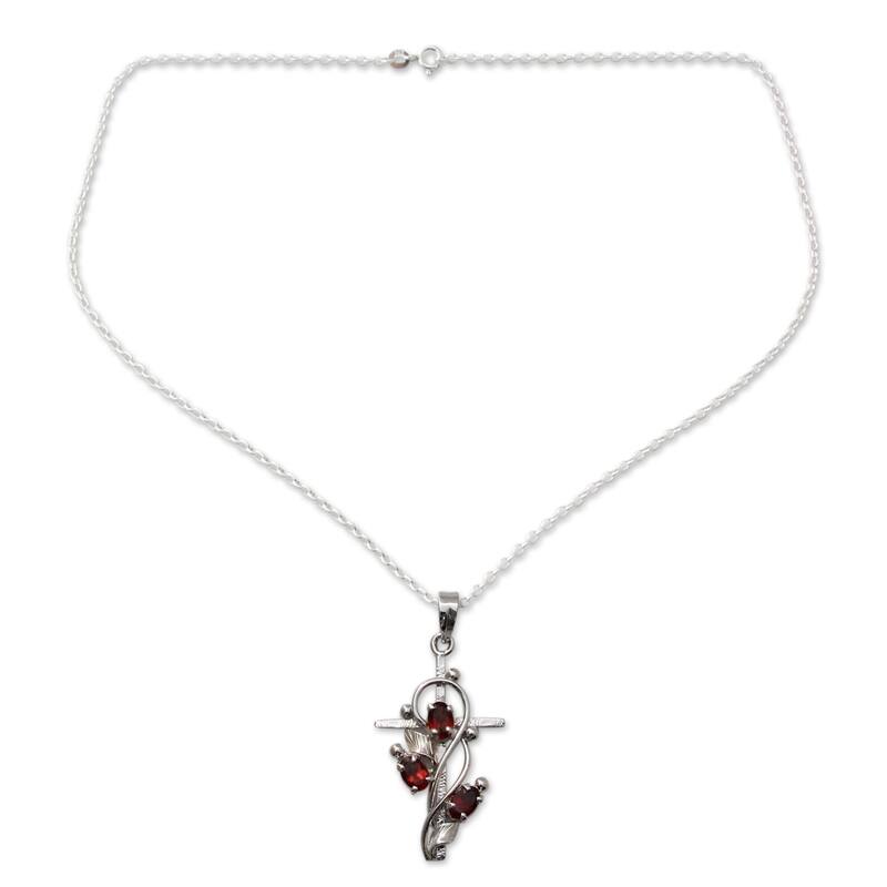 Handmade Sterling Silver Sacred Trinity Garnet Necklace (India)