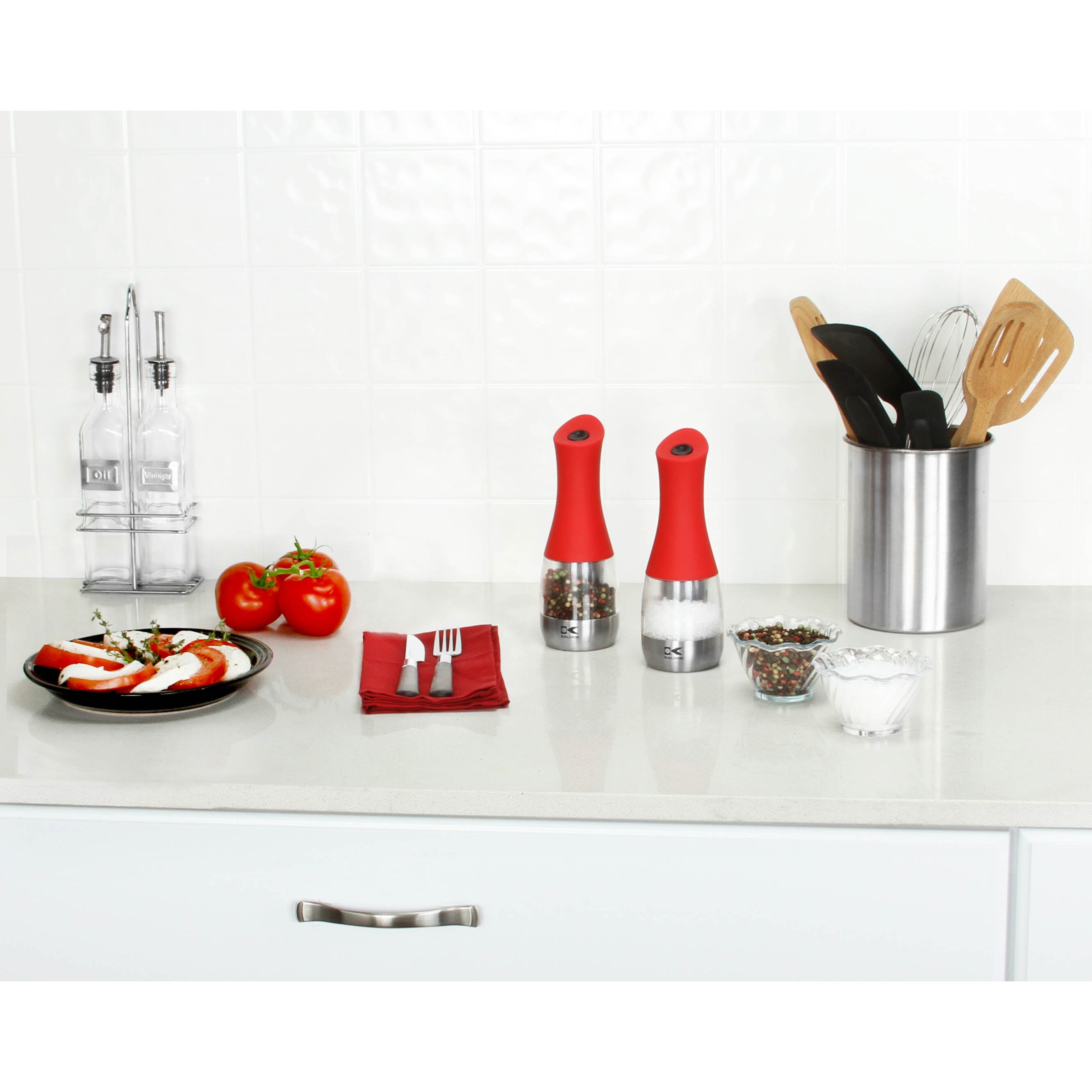 https://ak1.ostkcdn.com/images/products/13286607/Kalorik-Contempo-Stainless-Steel-and-Red-Electric-Salt-and-Pepper-Grinder-Set-cc312103-fe45-452d-874f-87f5bc566b66.jpg