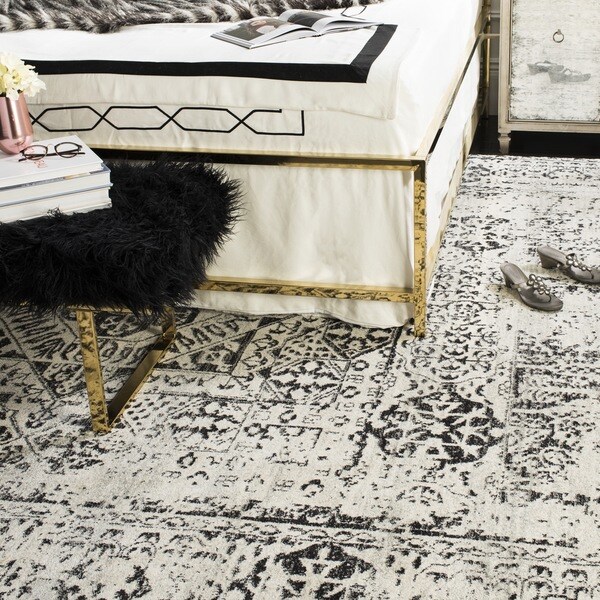 Safavieh Evoke Vintage Ivory / Black Center Medallion Distressed Rug - 8' x 10'