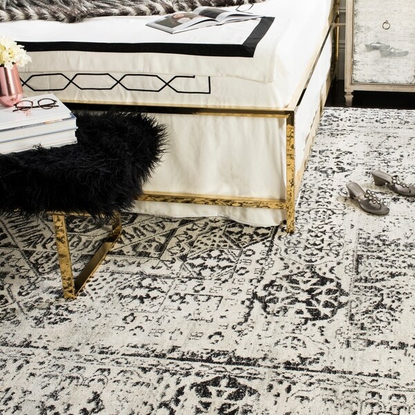 Safavieh Evoke Vintage Ivory / Black Center Medallion Distressed Rug - 8' x 10'