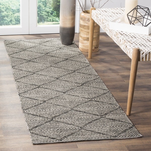 Safavieh Montauk Hand-Woven Flatweave Diamond Black/ Ivory Cotton Rug - 2'3" x 7' Runner