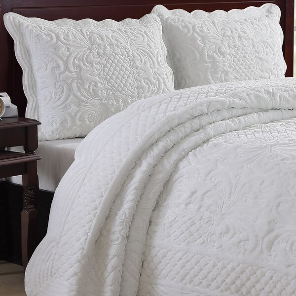 Gracewood Hollow Mulherin Faux Fur Carved Scalloped Edged Quilt Set