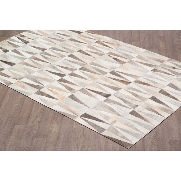 Hand-stitched Spikes Cow Hide Leather Grey Rug (5' x 8')