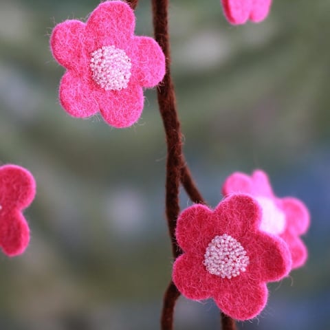 Handcrafted Wool 'Hot Pink Blossoms' Christmas Tree Garland (India)