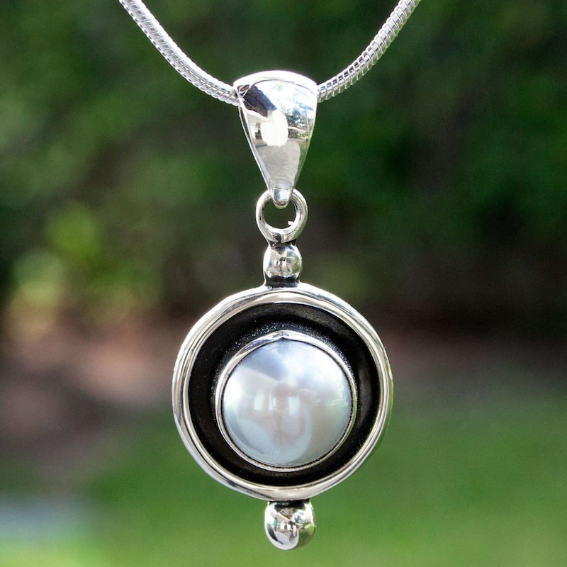 Handmade Sterling Silver 'Lunar Shadow' Pearl Necklace (10 mm) (Mexico)