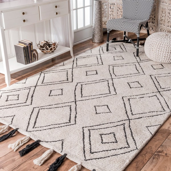 nuLOOM Soft and Plush Handmade Ivory Diamond Tassel Rug - 5' x 8'