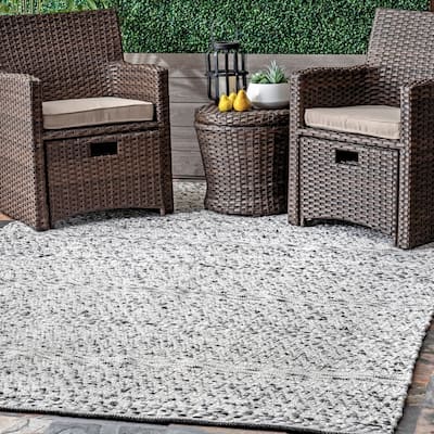 Nuloom Silver Chevron Stripe Indoor/ Outdoor Area Rug
