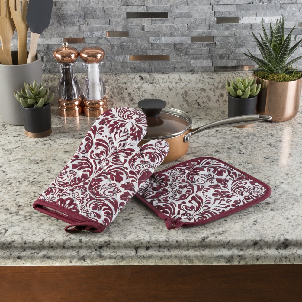 https://ak1.ostkcdn.com/images/products/15635856/Oven-Mitt-And-Pot-Holder-Set-Quilted-And-Flame-And-Heat-Resistant-By-Windsor-Home-7040cef8-5449-485b-b260-5ad53c9fc389_1000.jpg