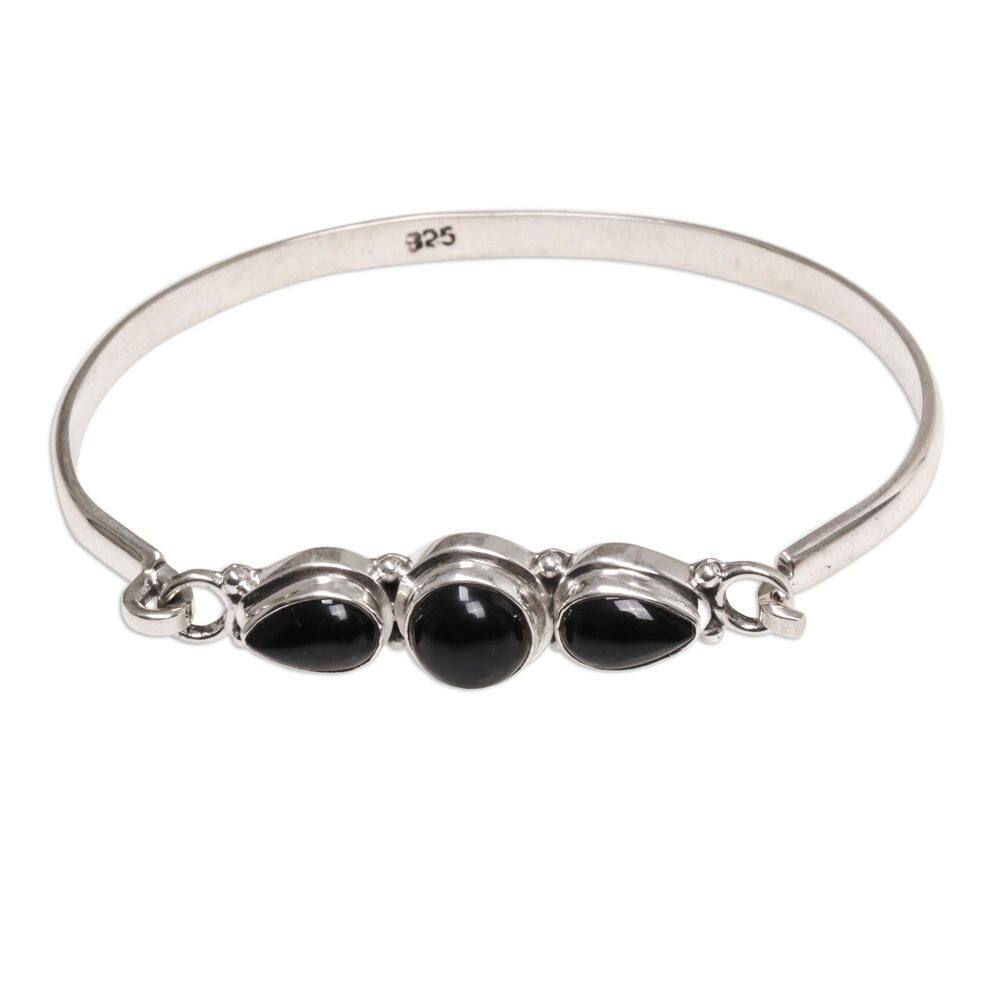 Onyx Bangle Bracelet, 'Vision of Loveliness' (Indonesia) - 7'6" x 9'6"