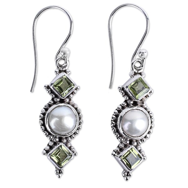 Handcrafted Sterling Silver 'Vernal Allure' Cultured Pearl Peridot Earrings (7 mm) (India)