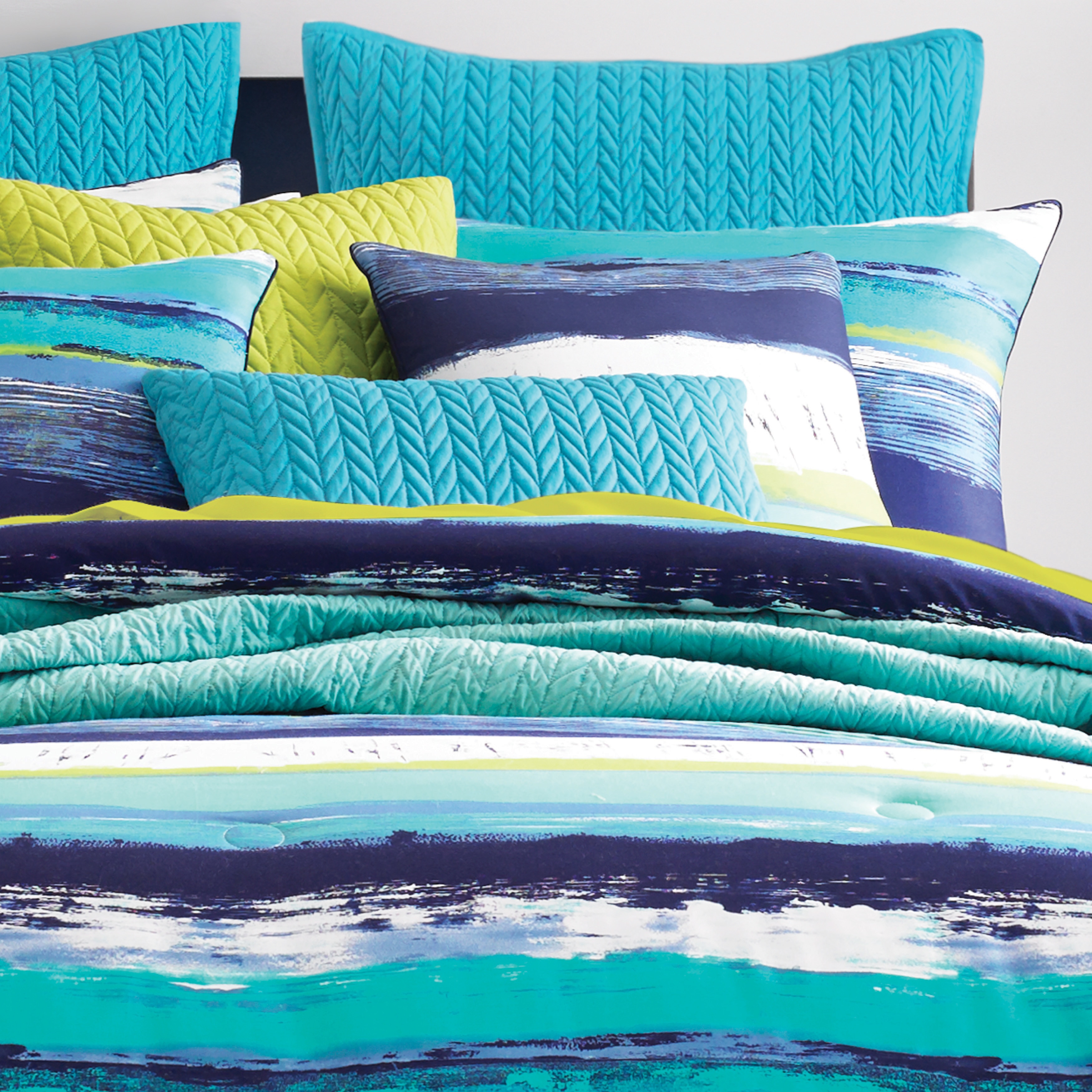 Five Queens Court Cameron White and Blue Cotton 18-inch Decorative Throw Pillow