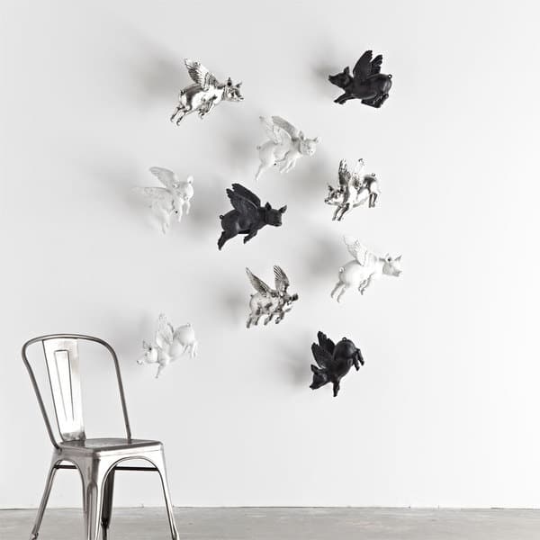 Mercana Hogbadi Ii Black Resin Flying Pigs Wall Decor Set Of 2 Overstock 16722506