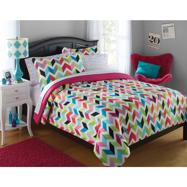 Formula Bright Chevron 8-piece Bed in a Bag Set
