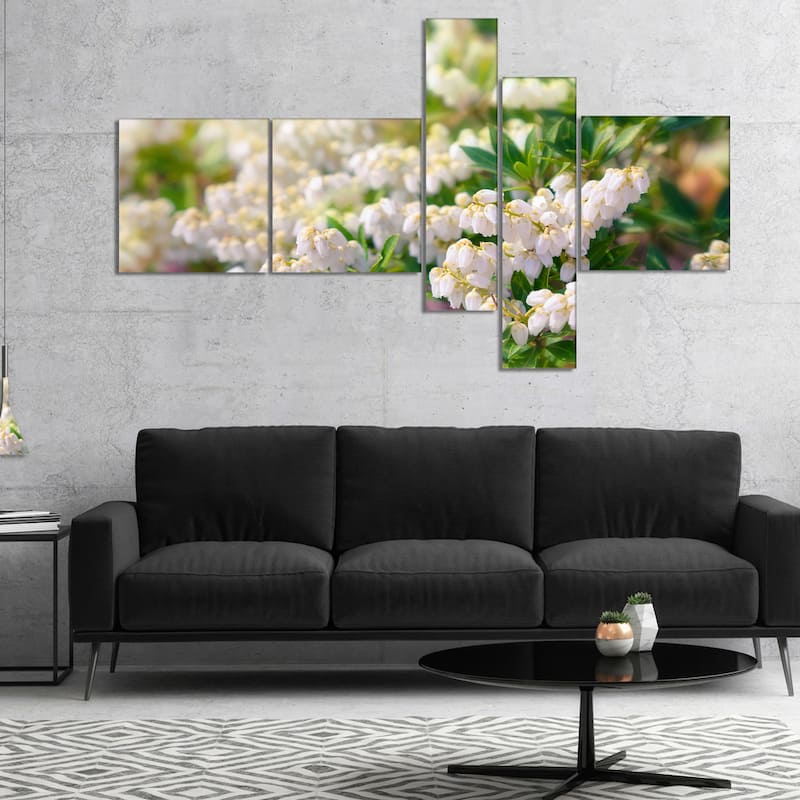 Designart "Beautiful Blooming White Flowers" Floral Canvas Art Print