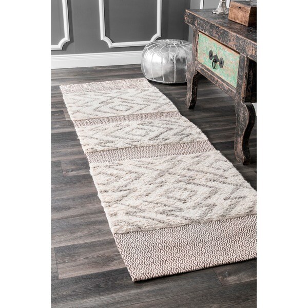 nuLOOM Handmade Moroccan Abstract Wool/Cotton Shag Grey Runner Rug (2'6 x 8')