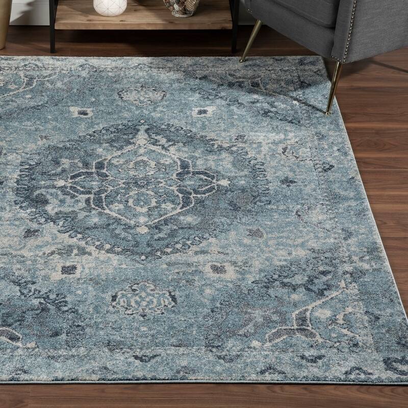 Addison Wellington Antique Medallion Blue/Ivory Area Rug (5'3 x 7'7) - 5' 3" x 7' 7"