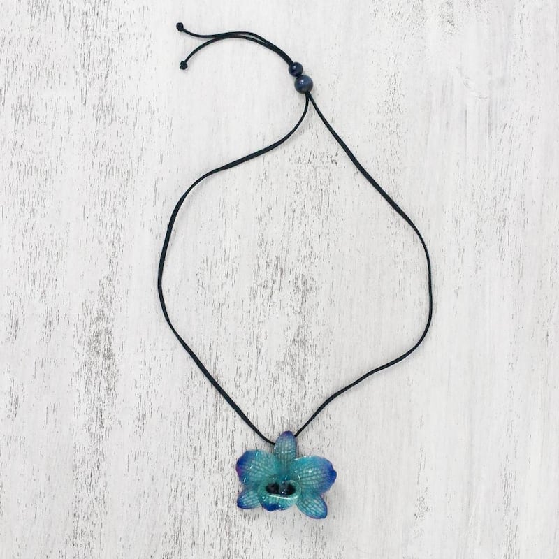 Handmade Natural Orchid 'Natural Feeling in Midnight' Necklace (Thailand)