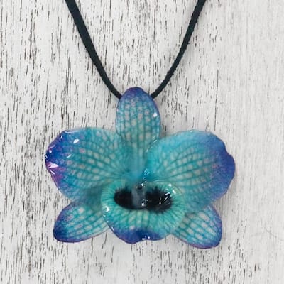 Handmade Natural Orchid 'Natural Feeling in Midnight' Necklace (Thailand)