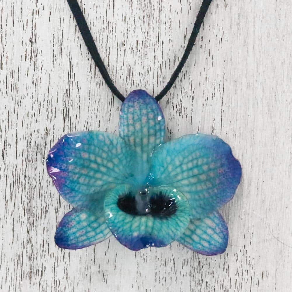 Handmade Natural Orchid 'Natural Feeling in Midnight' Necklace (Thailand)