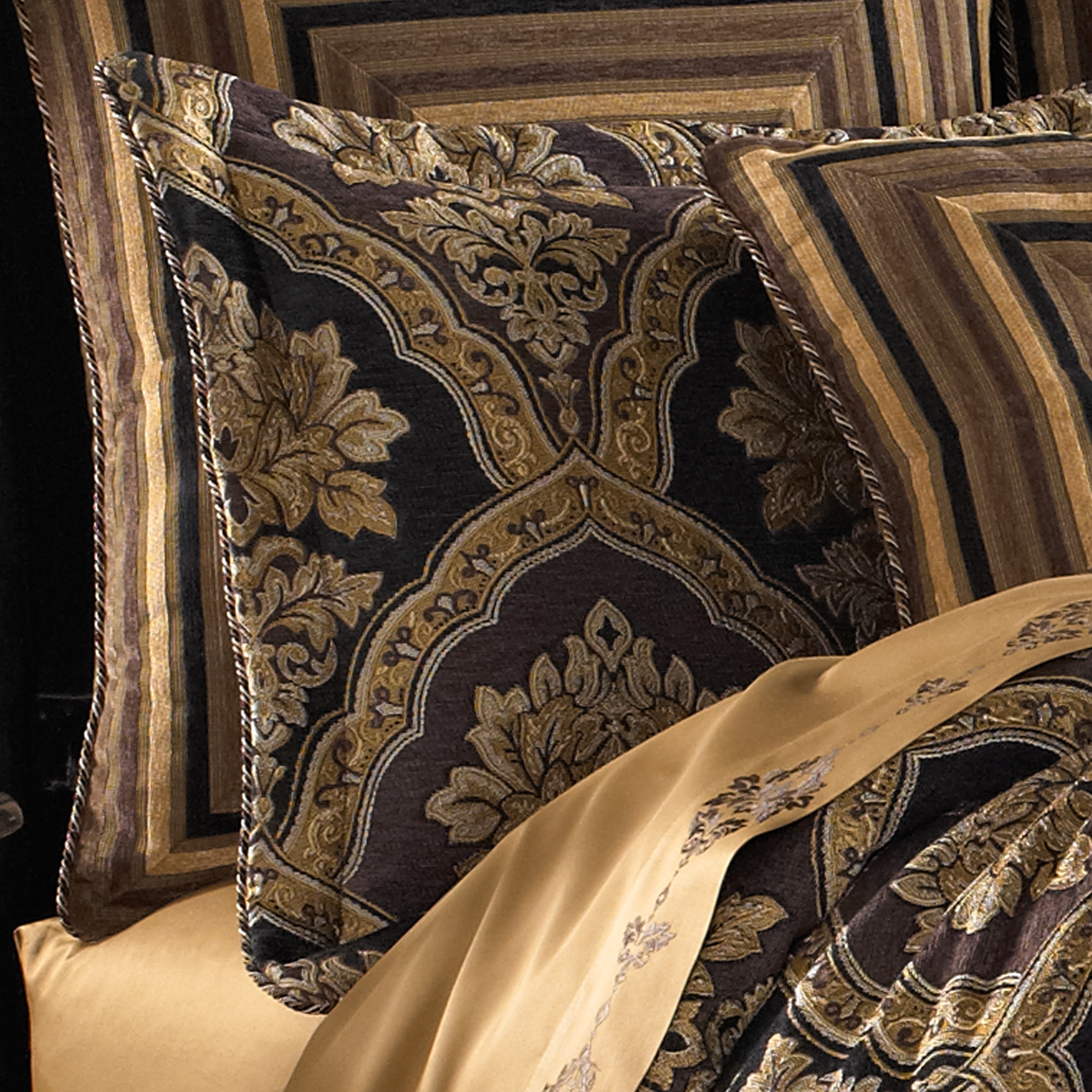 Five Queens Court Reilly 4-piece Comforter Set