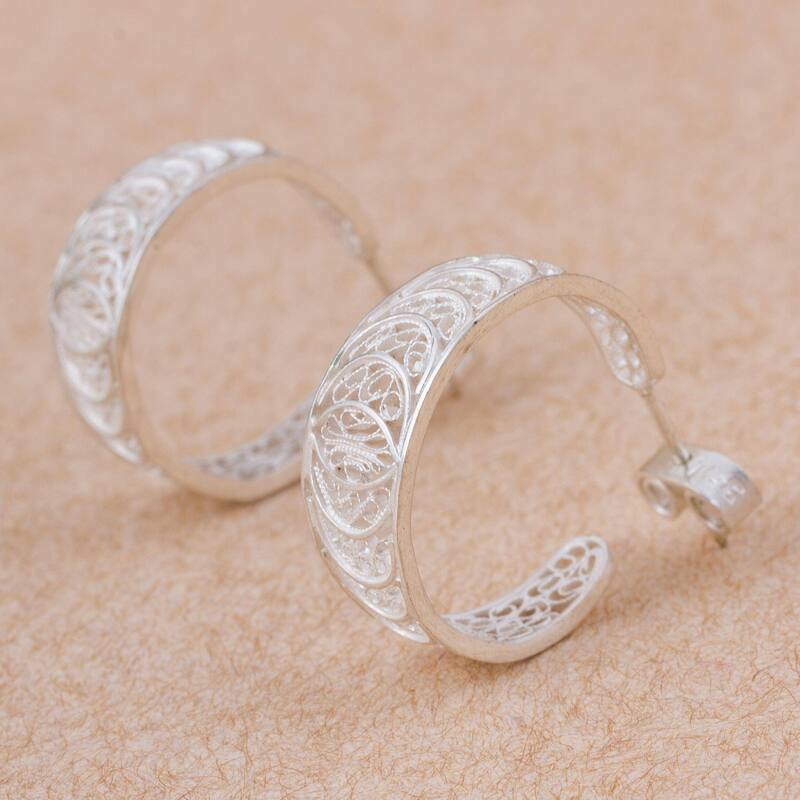 Handmade Silver 'Sparkling Crescents' Earrings (Peru) - 0.8L*0.3W