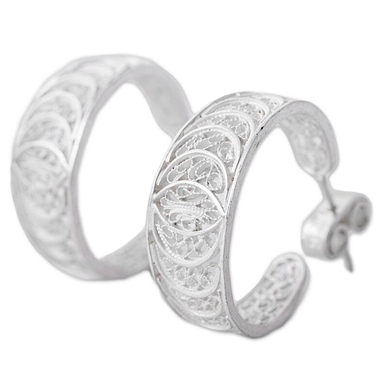 Handmade Silver 'Sparkling Crescents' Earrings (Peru) - 0.8L*0.3W