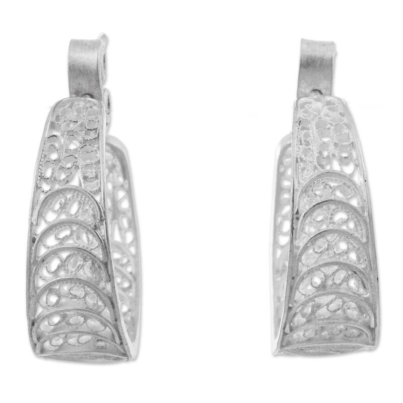 Handmade Silver 'Sparkling Crescents' Earrings (Peru) - 0.8L*0.3W