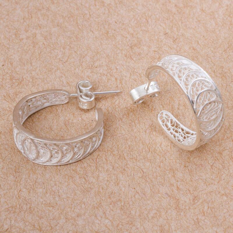 Handmade Silver 'Sparkling Crescents' Earrings (Peru) - 0.8L*0.3W