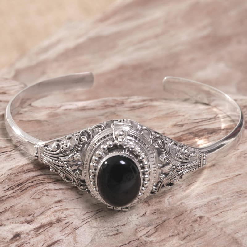 Handmade Sterling Silver Deep Gaze Onyx Bracelet (Indonesia)