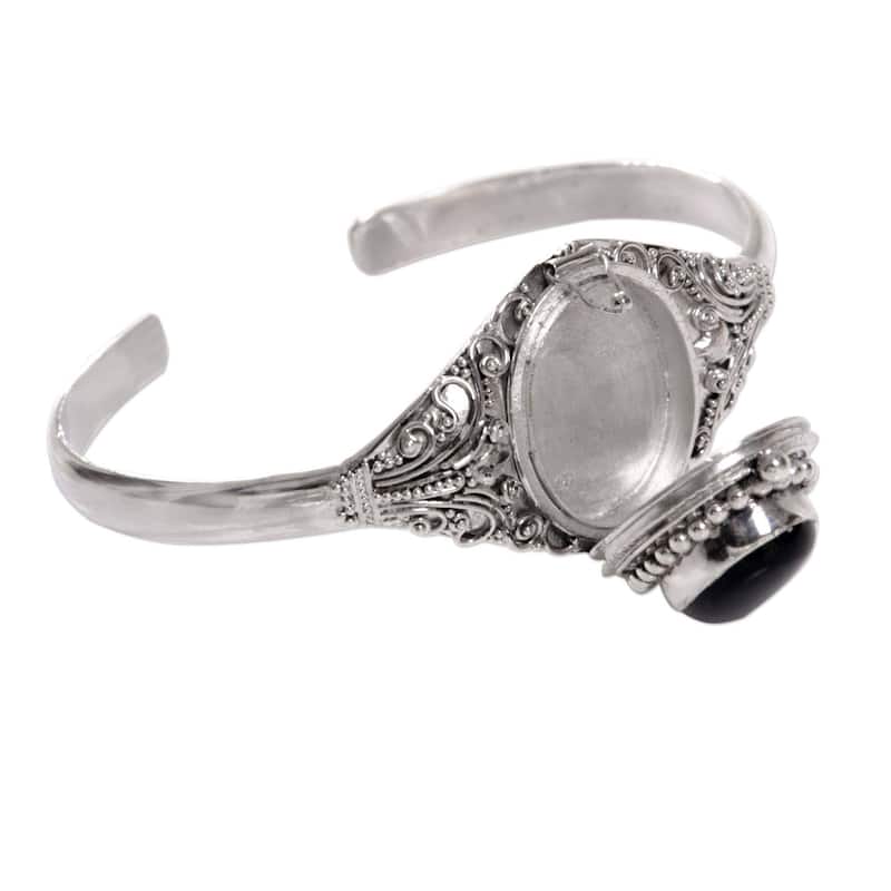 Handmade Sterling Silver Deep Gaze Onyx Bracelet (Indonesia)