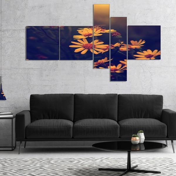 Designart 'Vintage White Wild Flowers and Bee' Floral Canvas Art Print