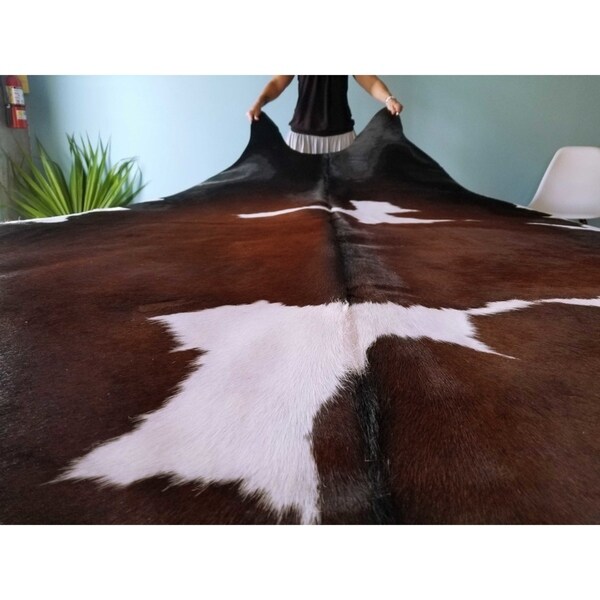 N/A Pergamino Chocolate and White Cowhide Rug Large
