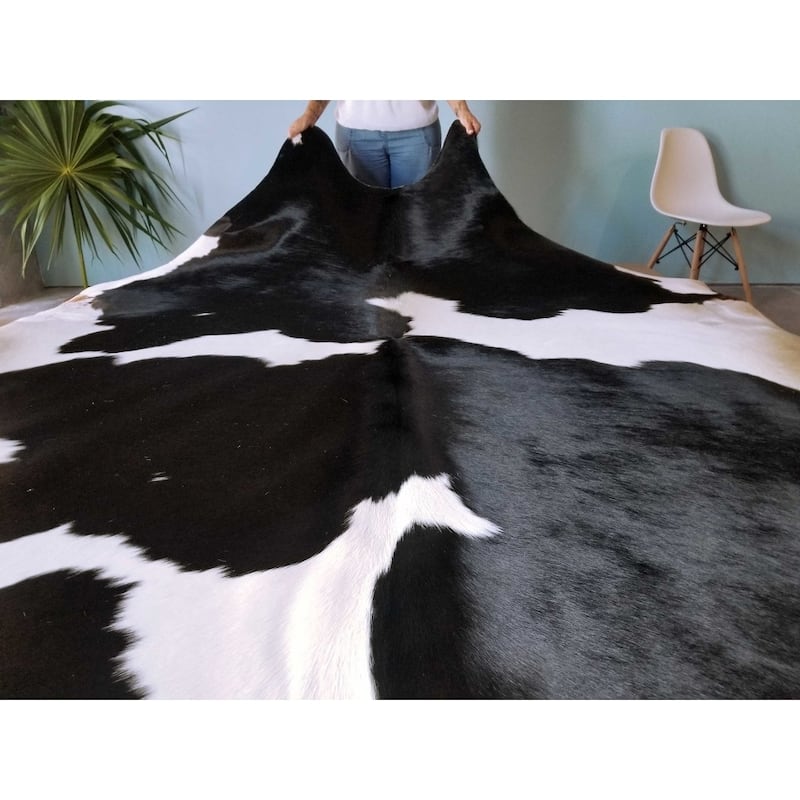 Pergamino Black and White Cowhide Rug