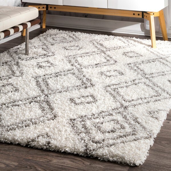 Carson Carrington Solsletta Moroccan Trellis White and Grey Shag Rug