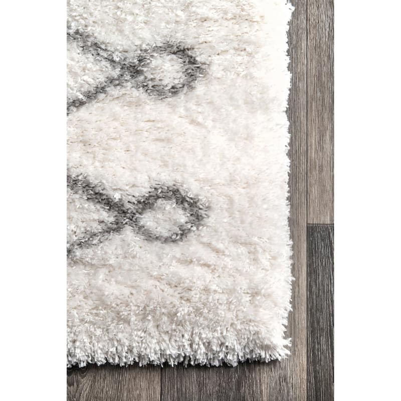 Brooklyn Rug Co Soft and Plush Cloudy Shag Diamond Rug