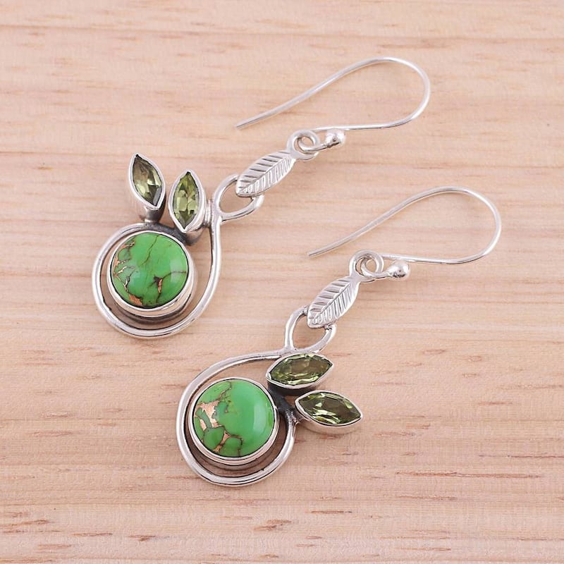 NOVICA Handmade Sterling Silver 'Spring Beauty' Peridot Earrings (India) - 1.7*0.6