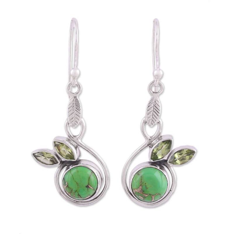 NOVICA Handmade Sterling Silver 'Spring Beauty' Peridot Earrings (India) - 1.7*0.6