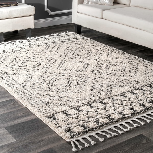 nuLOOM Soft and Plush Geometric Moroccan Shag Tassel Area Rug