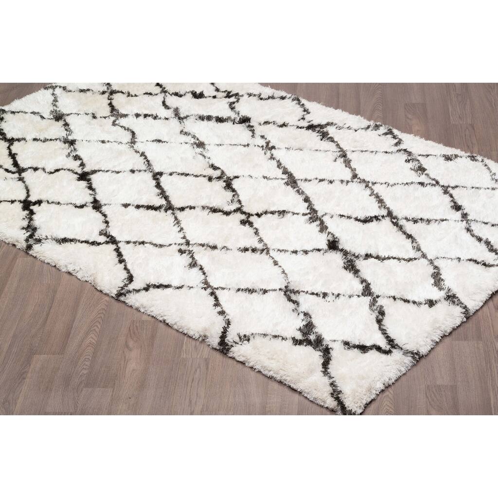 Handmade Ivory Grey Diamond Moroccan Shag Rug - 4'10 x 7'10
