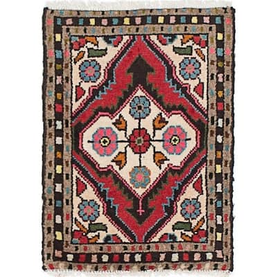 eCarpetGallery Hand-knotted Hamadan Red Wool Rug (1'4 x 1'10) - 1'4 x 1'10