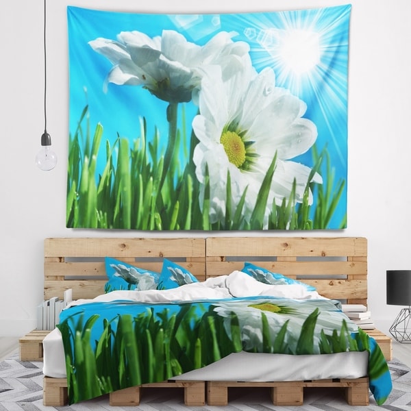 Designart 'Beautiful Chamomiles in Bright Sunlight' Floral Wall Tapestry