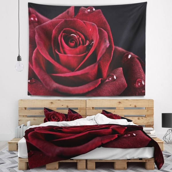 Designart 'Red Rose with Raindrops on Black' Flowers Wall Tapestrywork