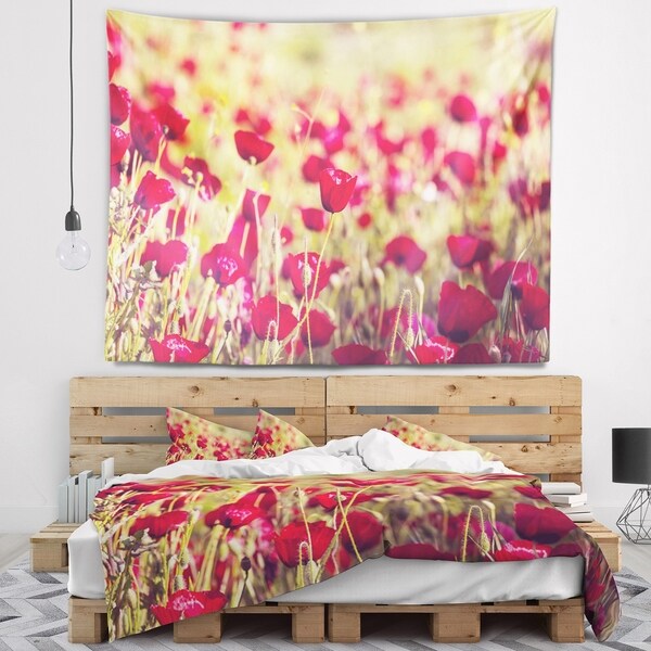 Designart 'Fantastic View of Wild Poppy Flowers' Flower Wall Tapestry