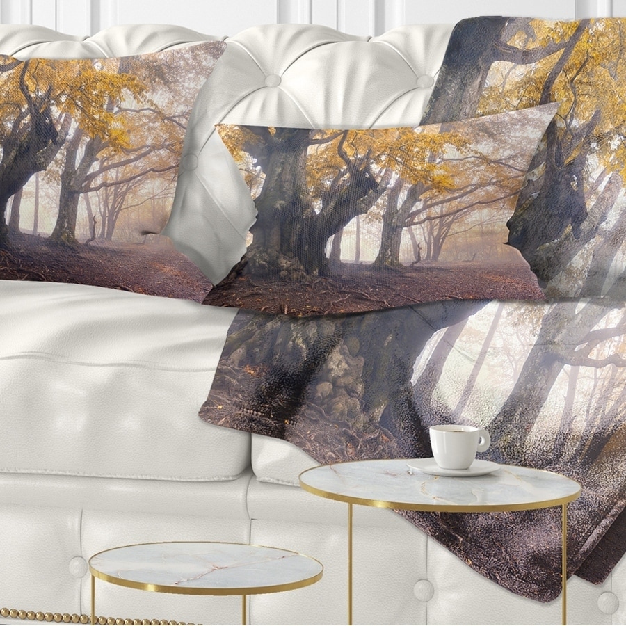 Designart Big Tree - Photography Throw Pillow - 18x18, Size: 18 x 18