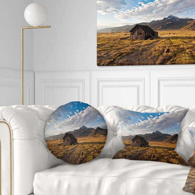 Designart 'Old House on Kamchatka Island' Landscape Printed Throw Pillow - Round - 16 inches round - Small
