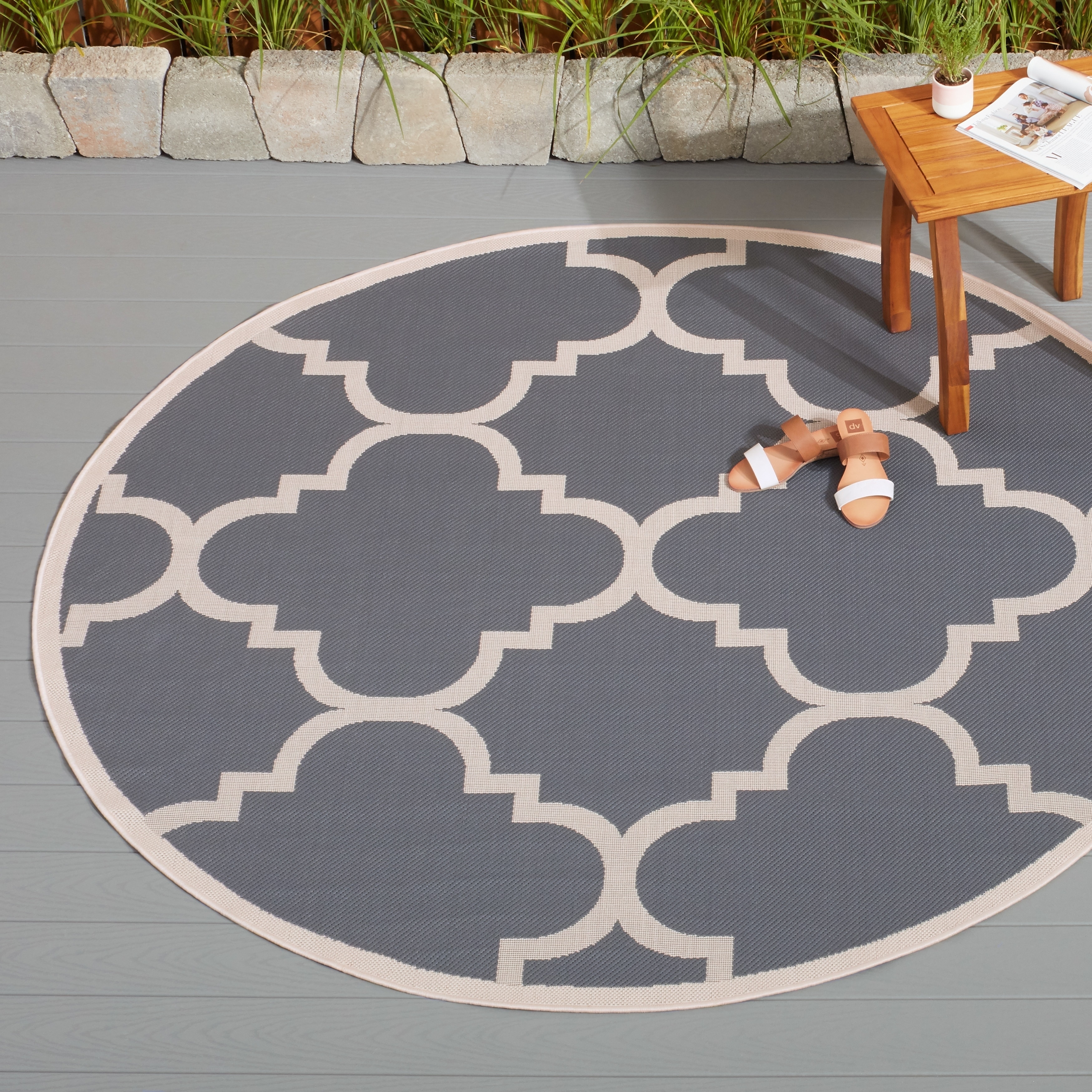 Safavieh Courtyard Quatrefoil Black/ Beige Indoor/ Outdoor Rug - Black - 2'  x 3'7 - Bed Bath & Beyond - 21209900