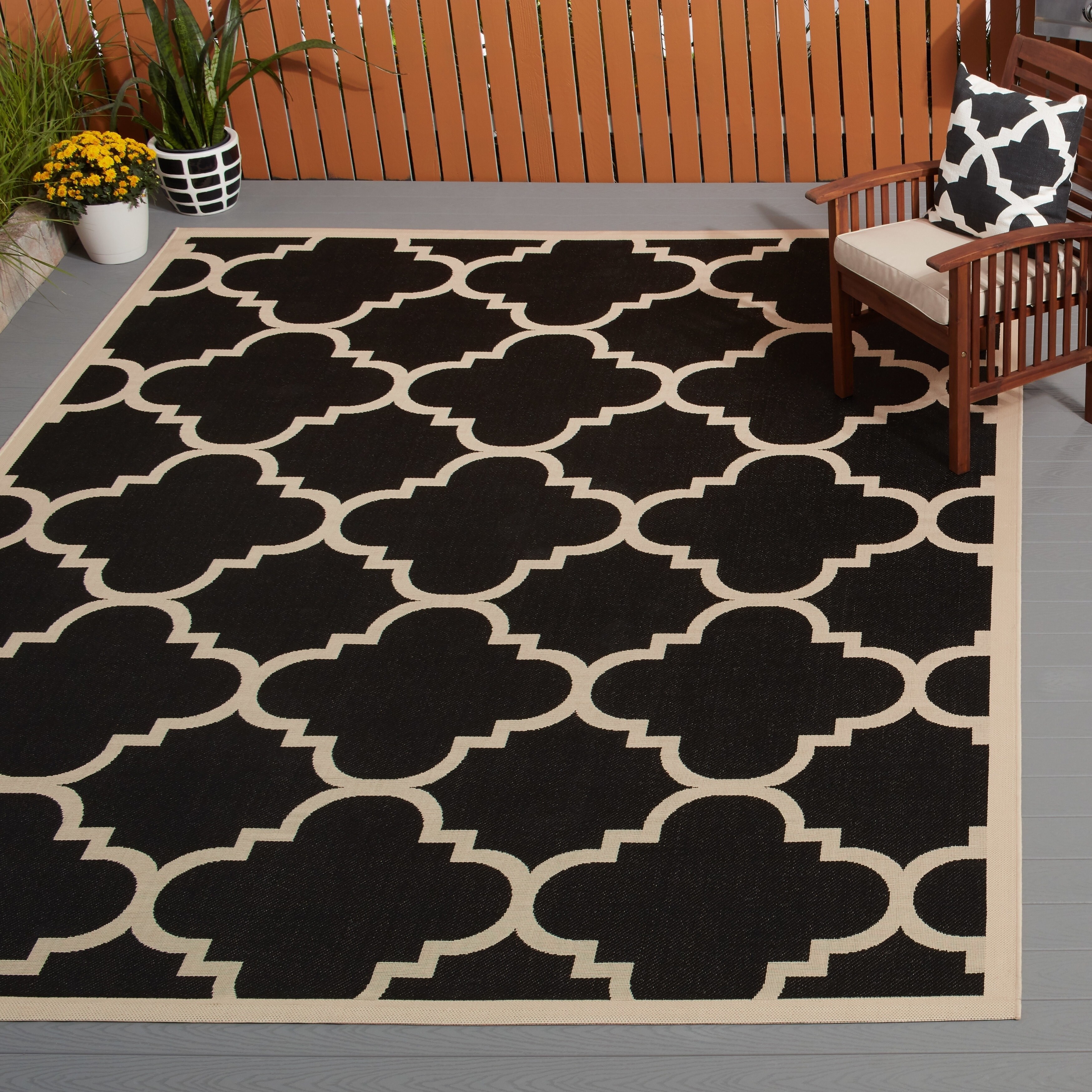 Safavieh Courtyard Quatrefoil Black/ Beige Indoor/ Outdoor Rug - Black - 2'  x 3'7 - Bed Bath & Beyond - 21209900