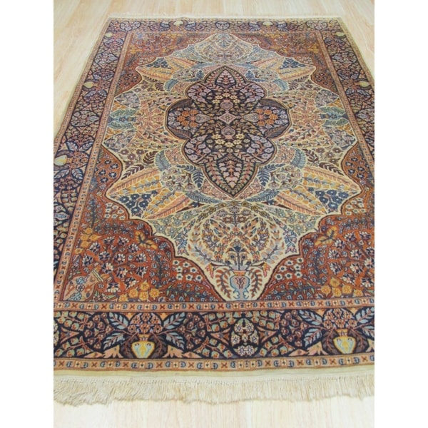 Hand-knotted Wool Ivory Traditional Oriental Pak-Persian Rug - 5' x 5'